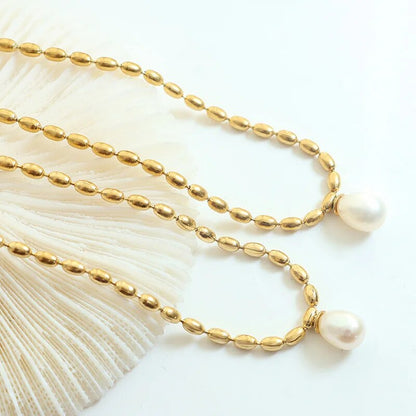 Goldene Halskette mit Perlenanhänger, elegantes Schmuckdesign, luxuriöses Accessoire.