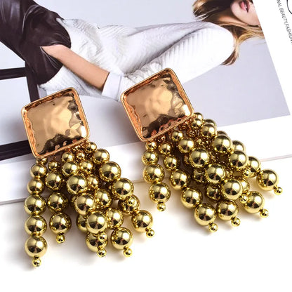 Goldene Ohrringe mit Perlenanhängern, quadratisches Design, modischer Schmuck, Damenaccessoire.