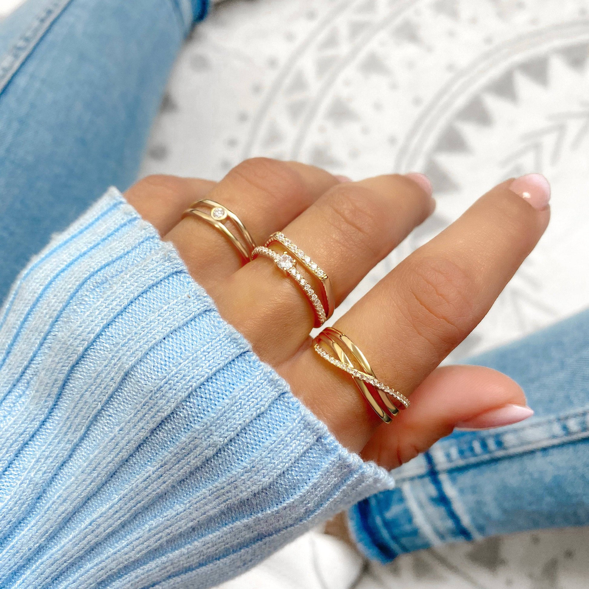 Goldene Ringe mit Diamanten auf Hand, modischer Schmuck, Damenaccessoires, Nahaufnahme.