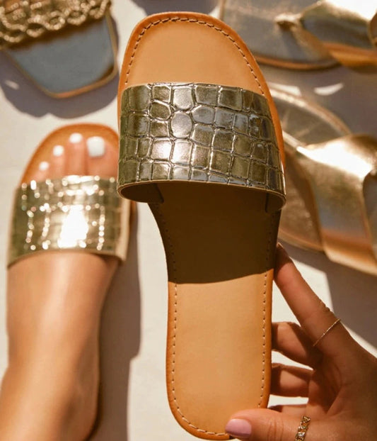 Goldene Damen-Sandale mit Krokodilprägung, flach, modisch, Sommer, bequem, elegant.