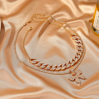 Goldene Halskette mit Schmetterlingsanhänger, funkelnde Strasssteine, elegantes Schmuckdesign.