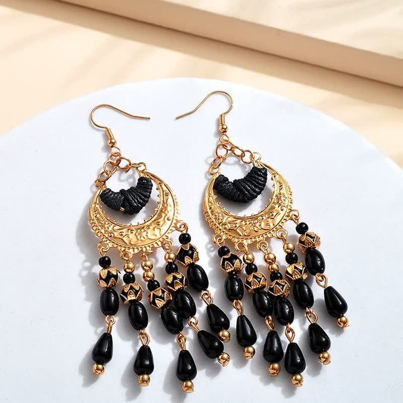 Goldene Ohrringe mit schwarzen Perlen, orientalisches Design, Modeschmuck, Damenaccessoire.