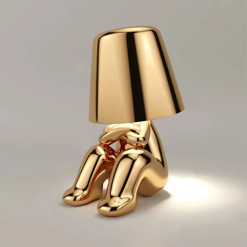 Goldene Tischlampe in menschlicher Form, modernes Design, dekorative Beleuchtung, Metall.