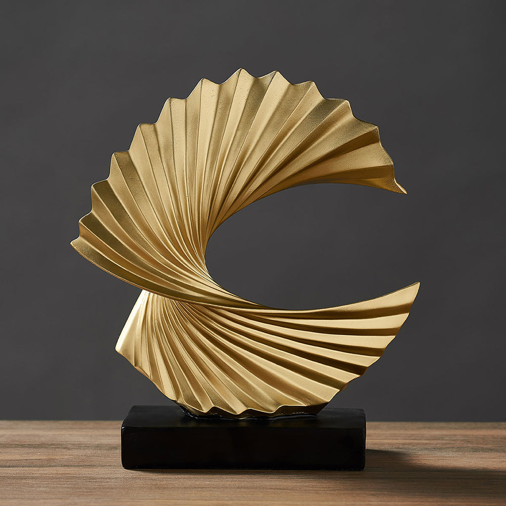 Goldene abstrakte Skulptur auf schwarzem Sockel, modernes Design, Dekoration, Wohnzimmer.