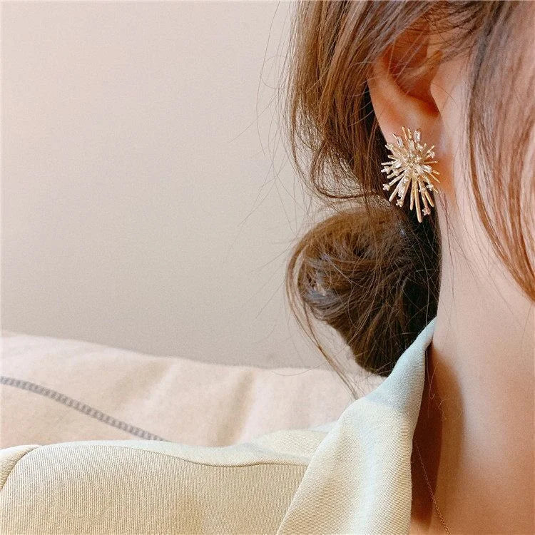 Damen Ohrring gold, funkelnd, Sonnenstrahl-Design, eleganter Schmuck, modisch, Accessoire.