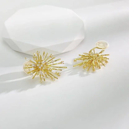Goldene Ohrringe in Sonnenform, funkelnd, modisch, Schmuck für Damen, elegantes Design.