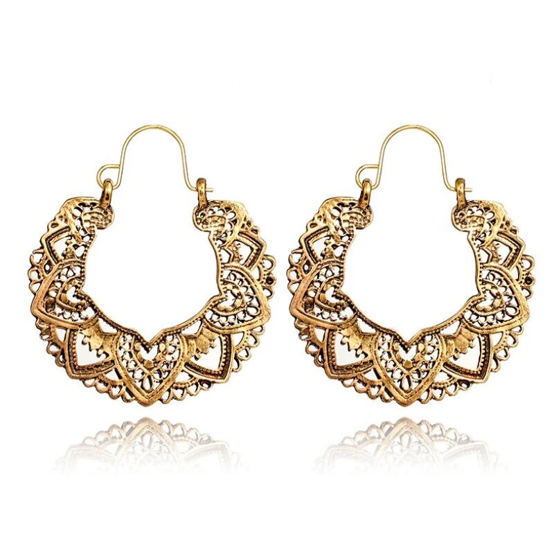 Goldene, filigrane Creolen-Ohrringe mit Herzmuster, Damen-Schmuck, modisch, elegant.