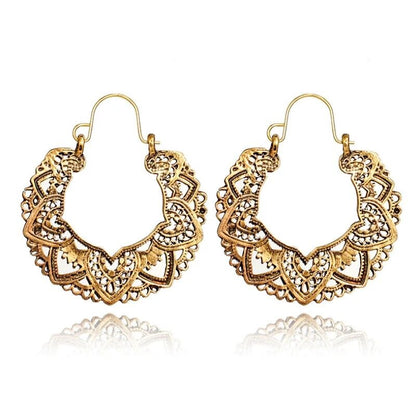 Goldene, filigrane Creolen-Ohrringe mit Herzmuster, Damen-Schmuck, modisch, elegant.
