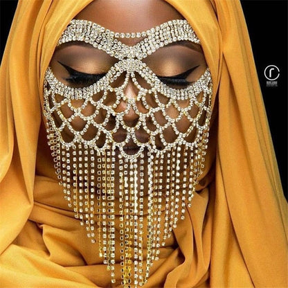 Goldene Gesichtsmaske mit Strasssteinen, elegantes Design, gelber Hintergrund, modisches Accessoire.
