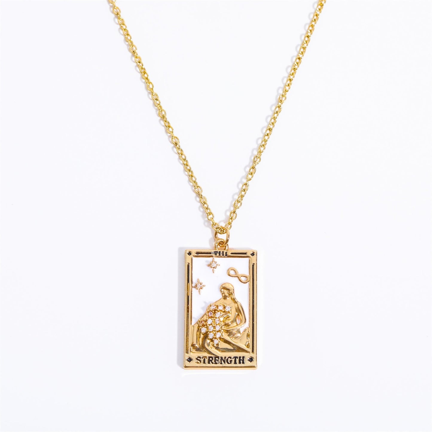 Goldene Tarot-Anhänger-Halskette, Stärke-Design, zarte Kette, modischer Schmuck, Damenaccessoire.