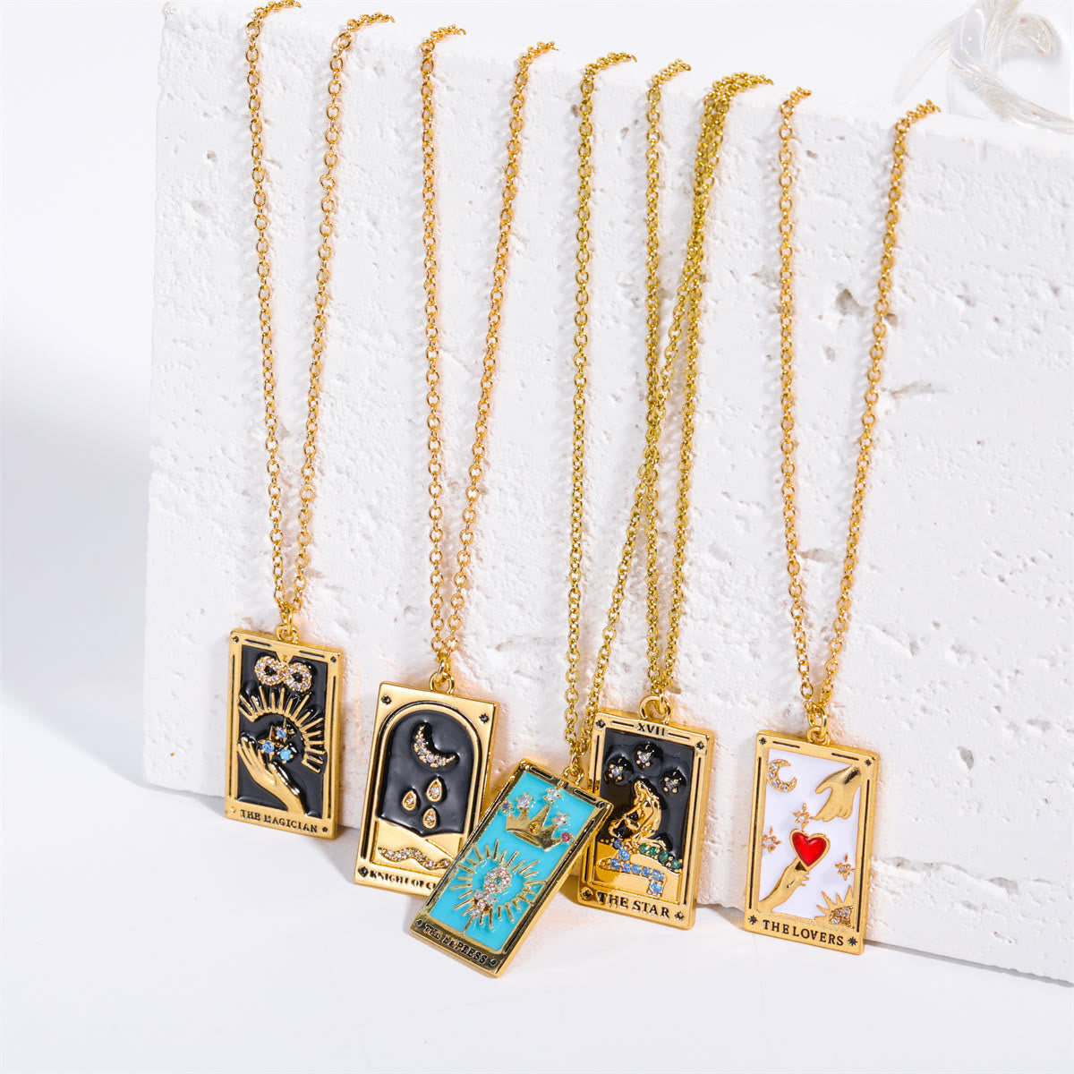 Goldene Tarot-Anhänger Halsketten, verschiedene Designs, auf weißem Hintergrund.