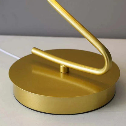 Goldene Tischlampe, modernes Design, Metall, runder Sockel, elegante Beleuchtung, Inneneinrichtung.