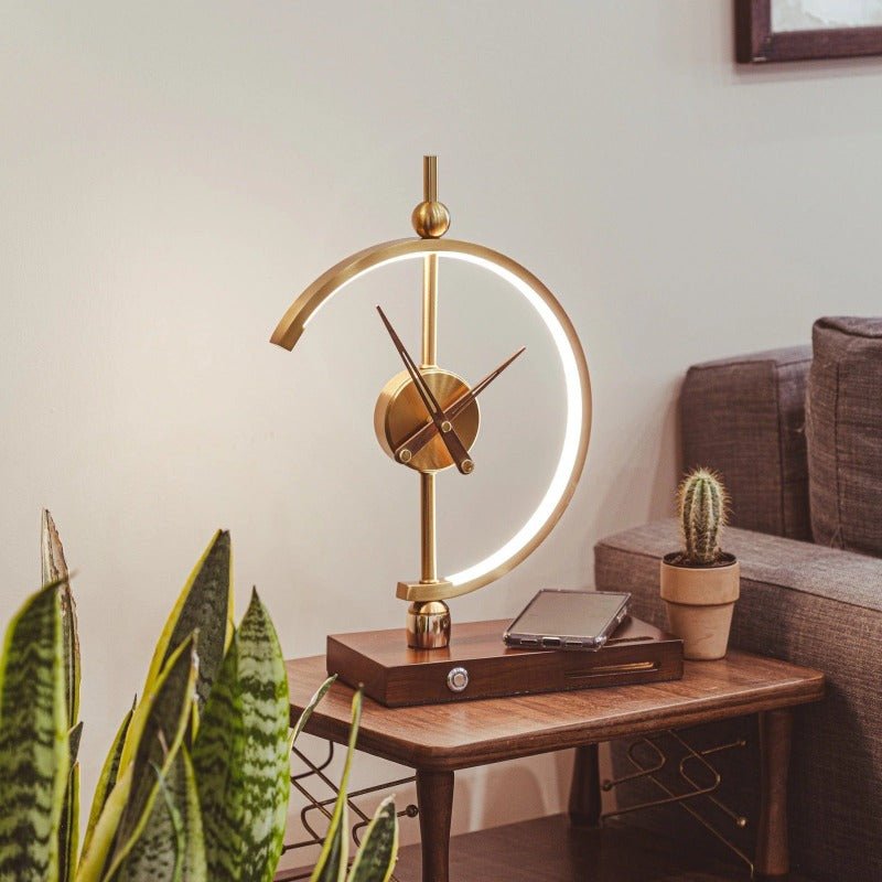 Moderne goldene Tischlampe mit LED-Ring auf Holztisch, dekorative Beleuchtung Wohnzimmer.