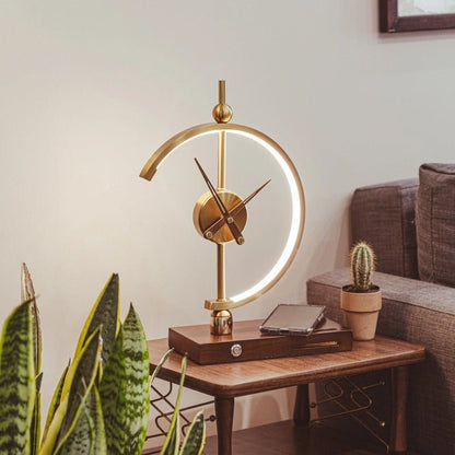 Moderne goldene Tischlampe mit LED-Ring auf Holztisch, dekorative Beleuchtung Wohnzimmer.
