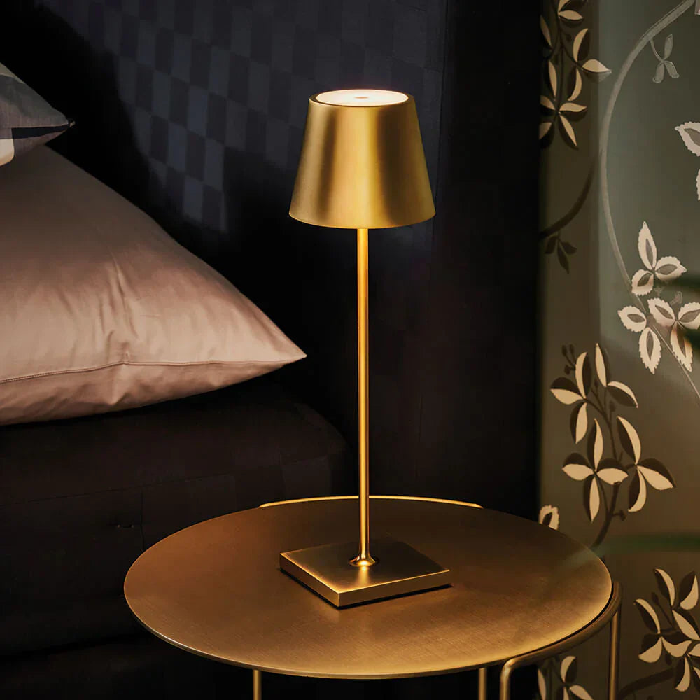 Goldene Tischlampe aus Metall auf rundem Tisch, modernes Design, Schlafzimmerdekoration.