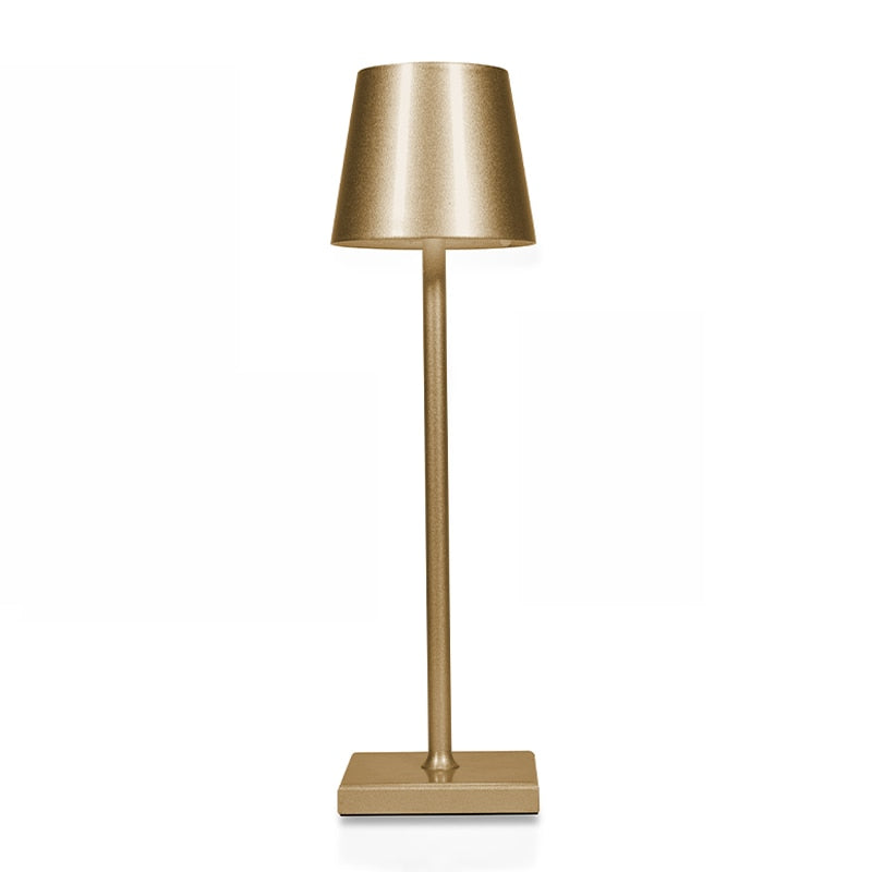 Goldene Tischlampe aus Metall, modernes Design, ideal für Wohnzimmer oder Bürobeleuchtung.
