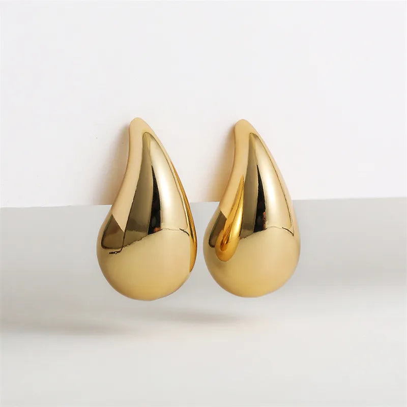 Goldene Tropfen-Ohrringe, glänzend, elegant, Modeschmuck, Damenaccessoire, Geschenkidee.