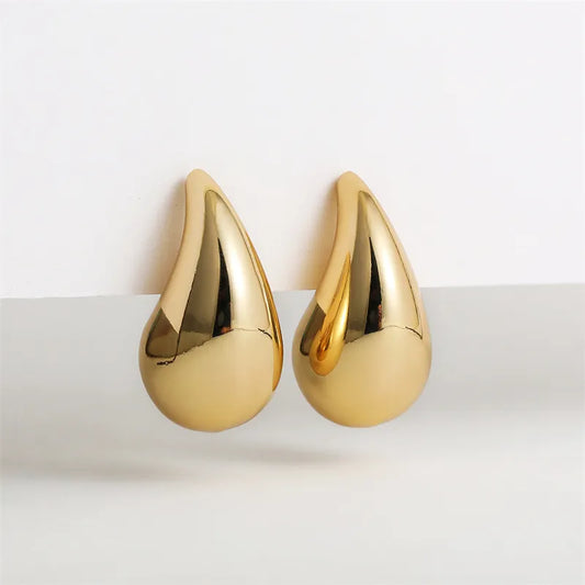 Goldene Tropfen-Ohrringe, glänzend, elegant, Modeschmuck, Damenaccessoire, Geschenkidee.
