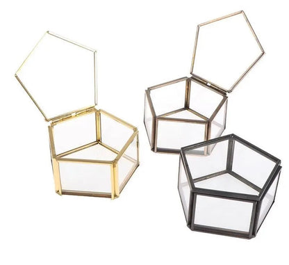 Dreieckige Glasboxen mit Metallrahmen, gold, silber, schwarz, Schmuckaufbewahrung, modern.