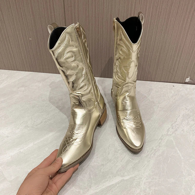 Goldene Cowboystiefel aus Leder mit Stickerei, Damenmode, Westernstil, modische Schuhe.