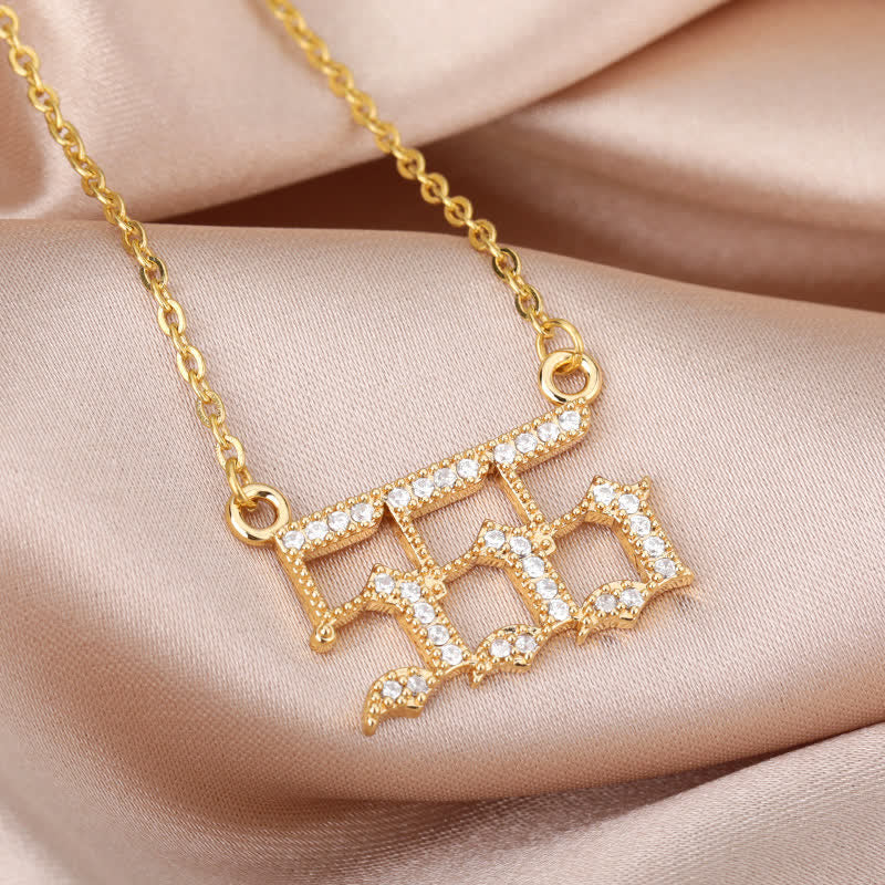 Goldene Halskette mit funkelndem Anhänger, römische Ziffern, auf Seidenstoff.