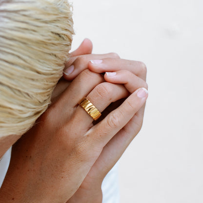 Goldener Ring an Hand, Schmuck, modisch, glänzend, Accessoire, Damenmode, stilvoll, elegant
