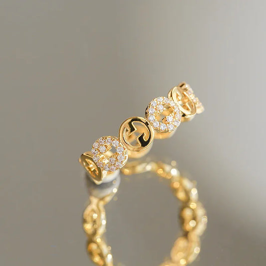 Goldener Ring mit Diamanten, elegantes Design, luxuriöser Schmuck, glänzend, stilvoll.