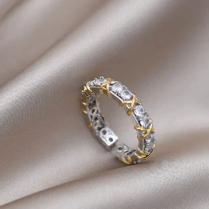 Goldener Ring mit Diamanten auf Seidenstoff, eleganter Schmuck, luxuriöses Design.