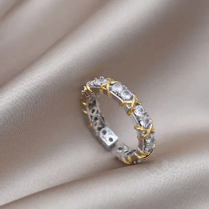 Goldener Ring mit Diamanten auf Seidenstoff, eleganter Schmuck, luxuriöses Design.