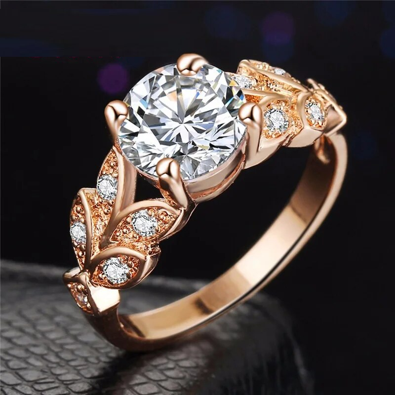 Roségoldener Verlobungsring mit großem Zirkonia und Blattdesign, luxuriöser Schmuck.
