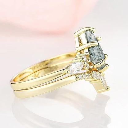 Goldener Verlobungsring mit Diamanten, elegantes Design, luxuriöser Schmuck, Geschenkidee.