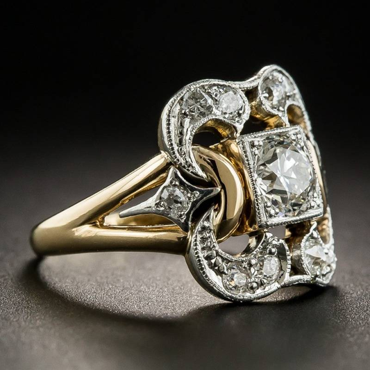 Antiker Goldring mit Diamanten, filigranes Design, Vintage-Schmuck, luxuriös, edel.