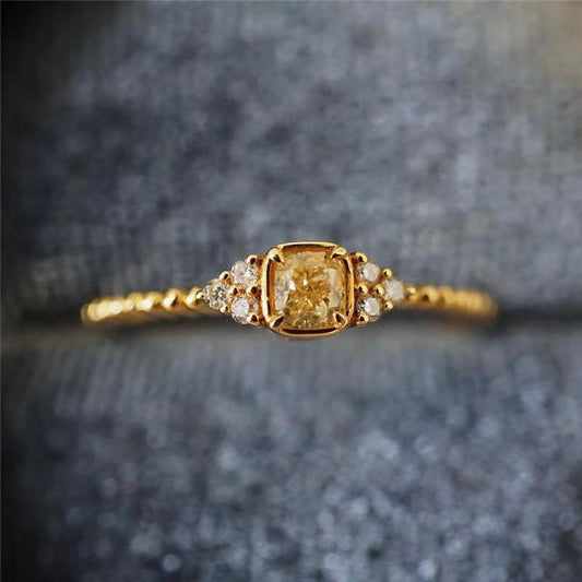 Goldener Diamantring mit gelbem Diamant, filigranes Design, luxuriöser Schmuck, Verlobungsring.