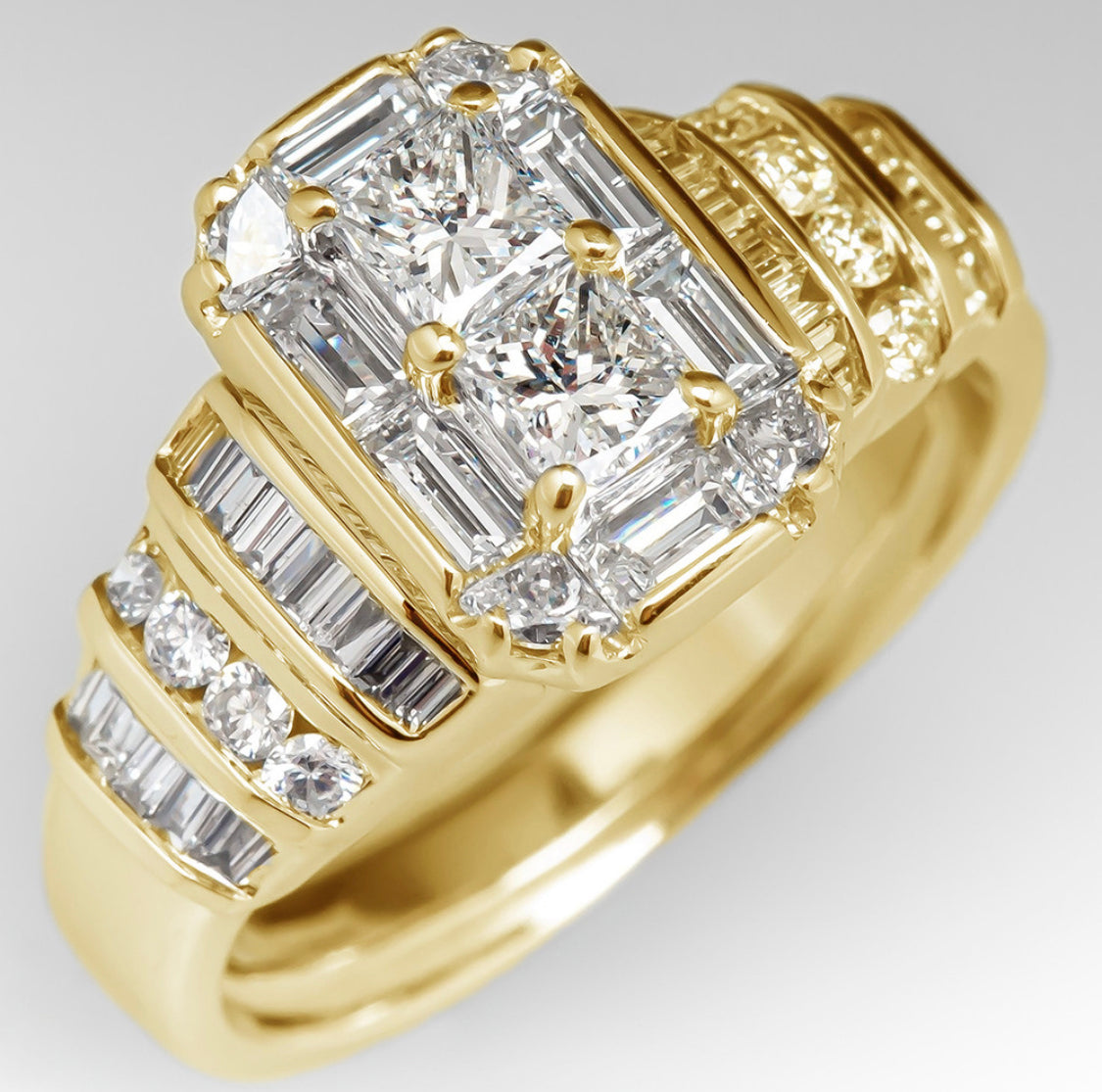 Luxuriöser Goldring mit Diamanten, rechteckiger Schliff, funkelndes Schmuckdesign, elegant.