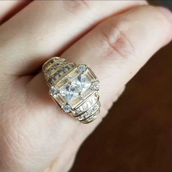 Goldener Diamantring mit quadratischem Stein, luxuriöses Schmuckdesign, eleganter Stil.