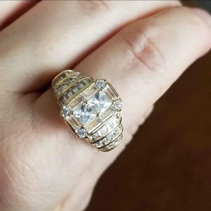 Goldener Diamantring mit quadratischem Stein, luxuriöses Schmuckdesign, eleganter Stil.