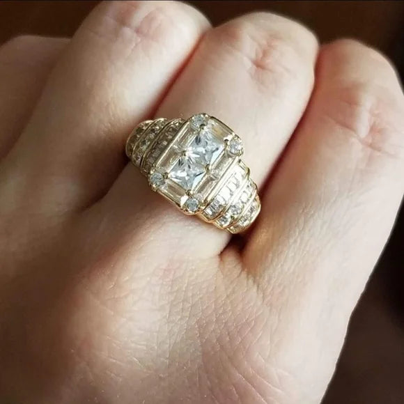 Goldener Diamantring mit quadratischem Stein, luxuriöses Schmuckdesign, eleganter Stil.