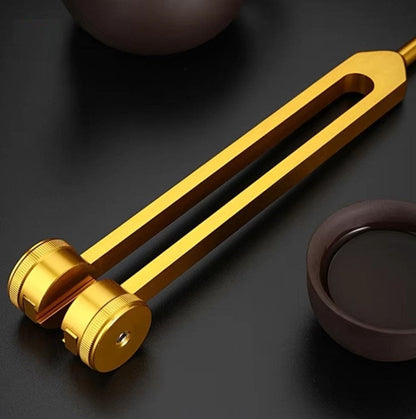 Goldener Kaffeeverdichter aus Metall, modern, langlebig, für Espressozubereitung.