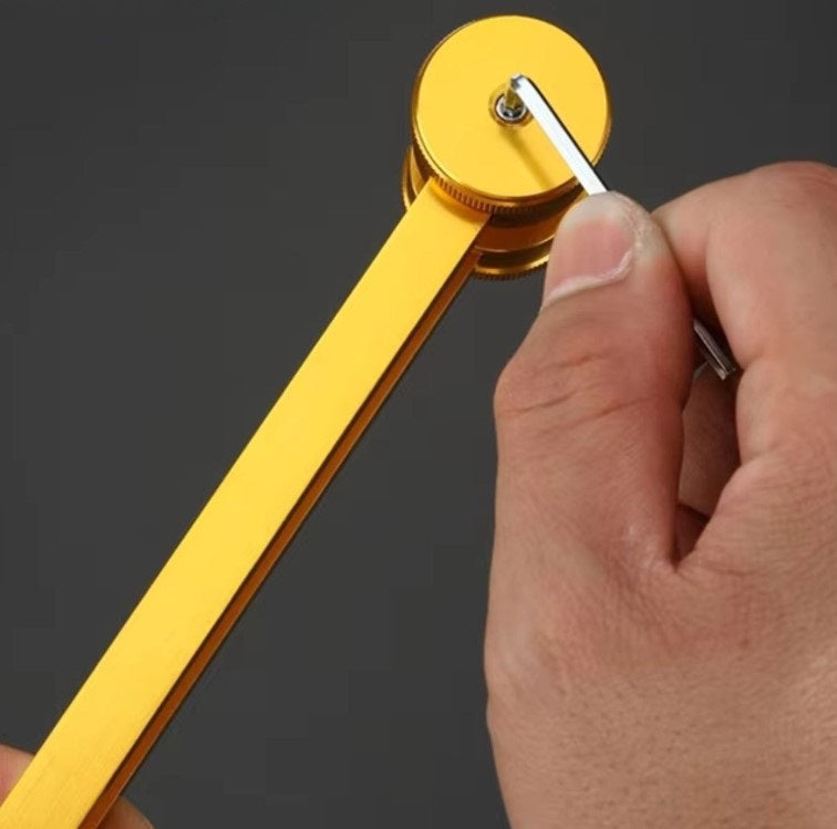 Goldener Kreisschneider, Metall, Handwerkzeug, präzises Schneiden, DIY, runde Formen erstellen.