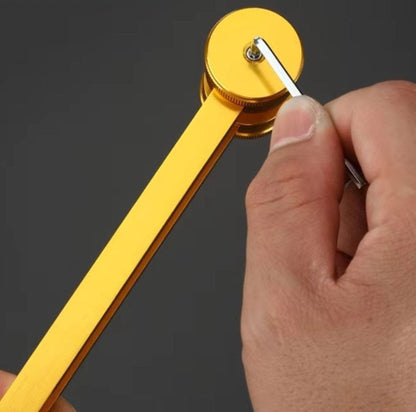 Goldener Kreisschneider, Metall, Handwerkzeug, präzises Schneiden, DIY, runde Formen erstellen.