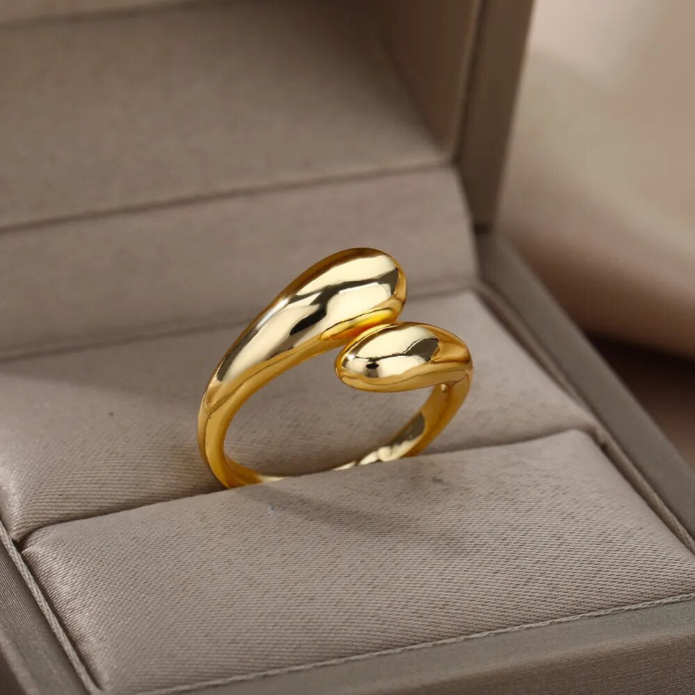 Goldener, verstellbarer Ring in Herzform, glänzend, in Schmuckschatulle.