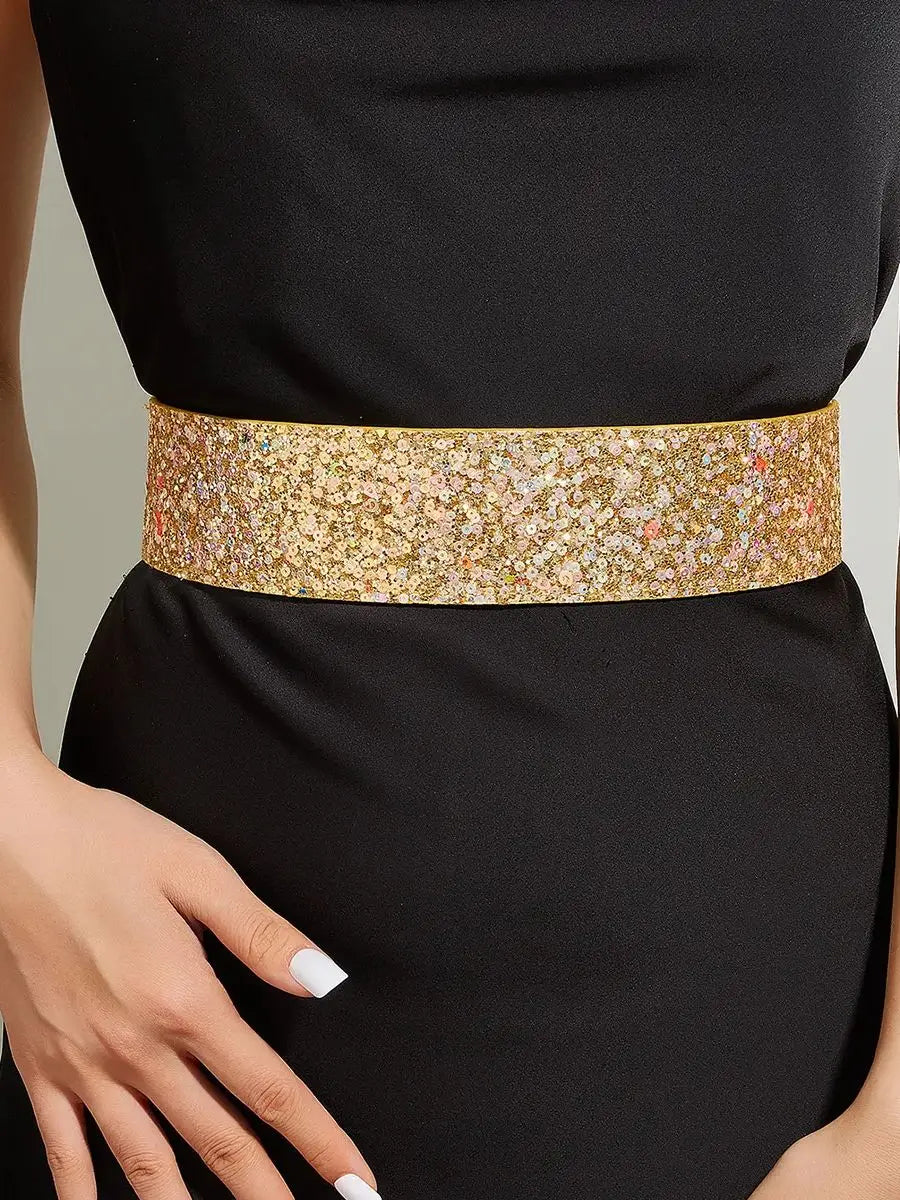 Funkelnder goldener Pailletten-Gürtel auf schwarzem Kleid, elegantes Modeaccessoire.
