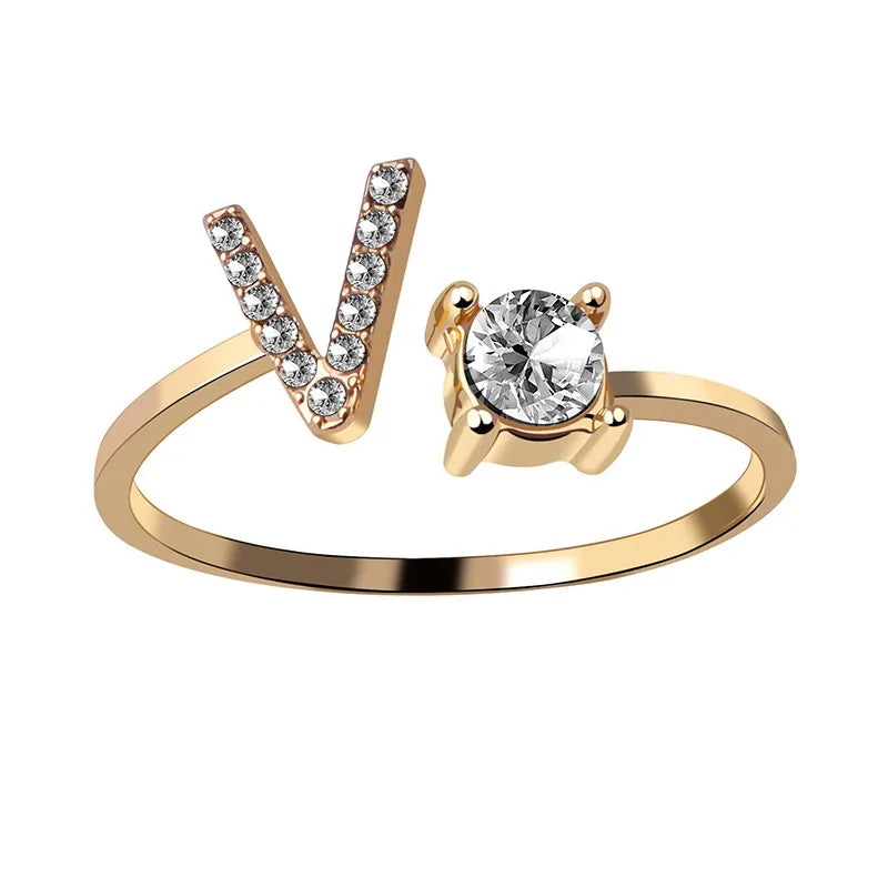 Goldener Ring mit Buchstaben V und Zirkonia, eleganter Schmuck, Damenring, Geschenkidee.