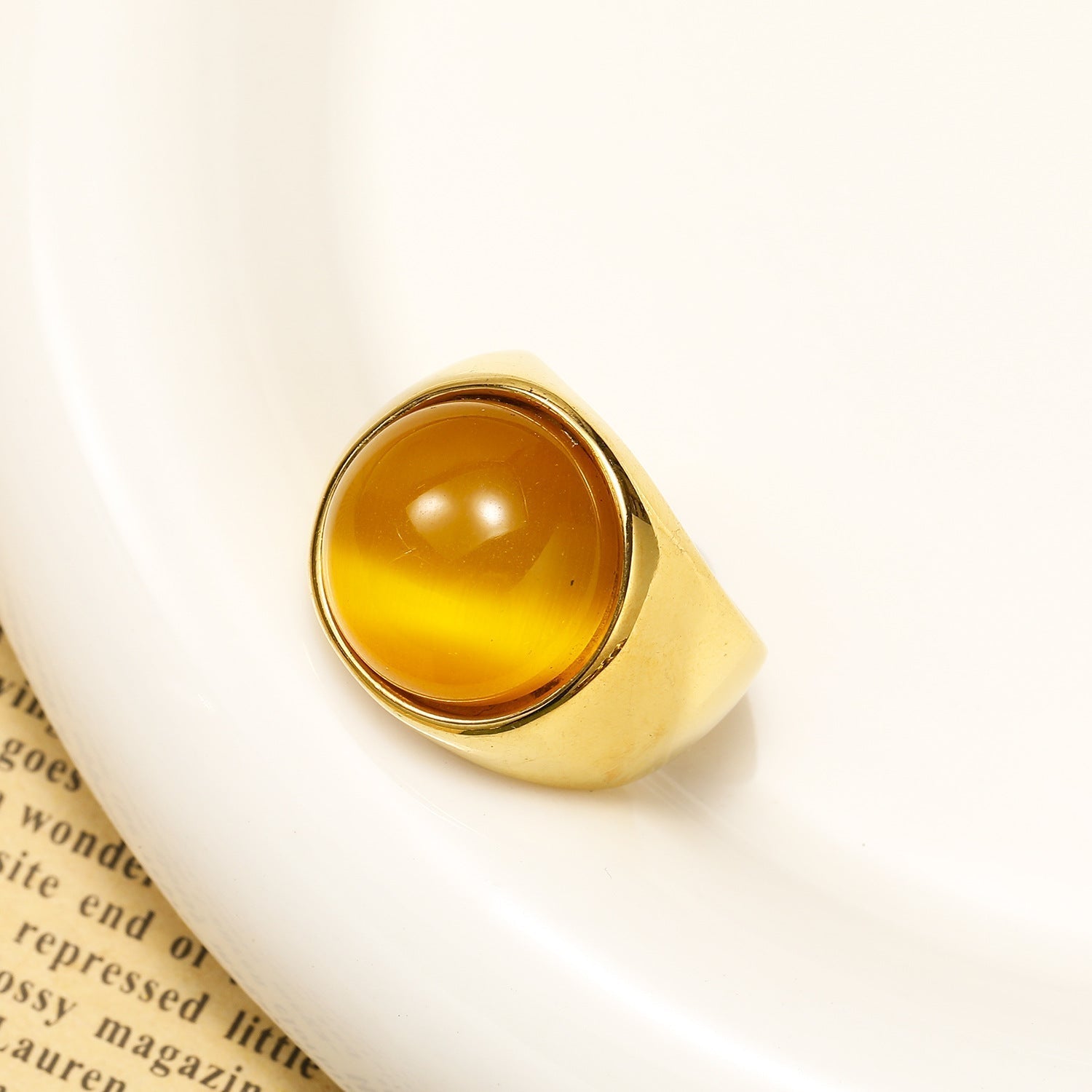 Goldener Ring mit gelbem Edelstein, elegantes Schmuckdesign, glänzend, modisch, Damenaccessoire.