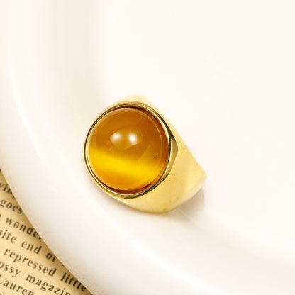 Goldener Ring mit gelbem Edelstein, elegantes Schmuckdesign, glänzend, modisch, Damenaccessoire.