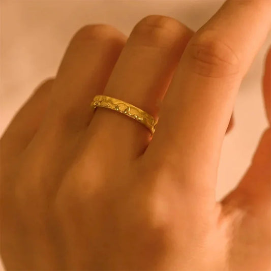 Goldener Damenring mit strukturiertem Design, eleganter Schmuck, modisches Accessoire.