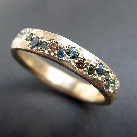Goldring mit blauen und grünen Edelsteinen, handgefertigt, elegantes Schmuckdesign.