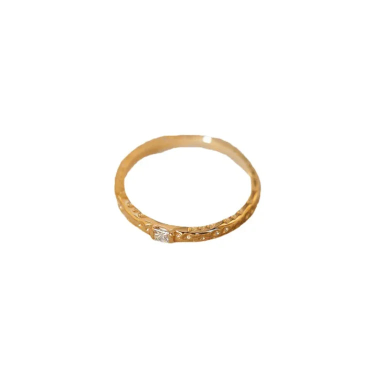 Goldener Damenring mit Diamant, gehämmertes Design, eleganter Schmuck, Verlobungsring.