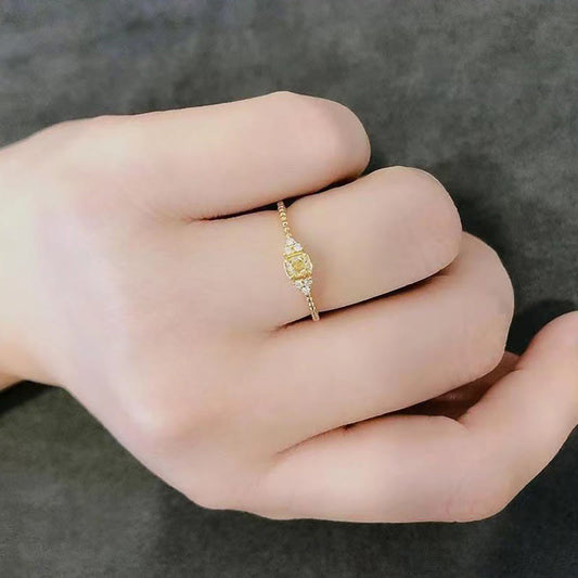 Goldener Verlobungsring mit Diamant auf Hand, elegantes Schmuckdesign, luxuriöses Accessoire.