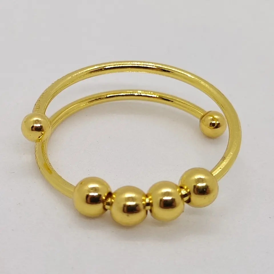 Goldener verstellbarer Ring mit Kugeln, minimalistisches Schmuckdesign, modisches Accessoire.
